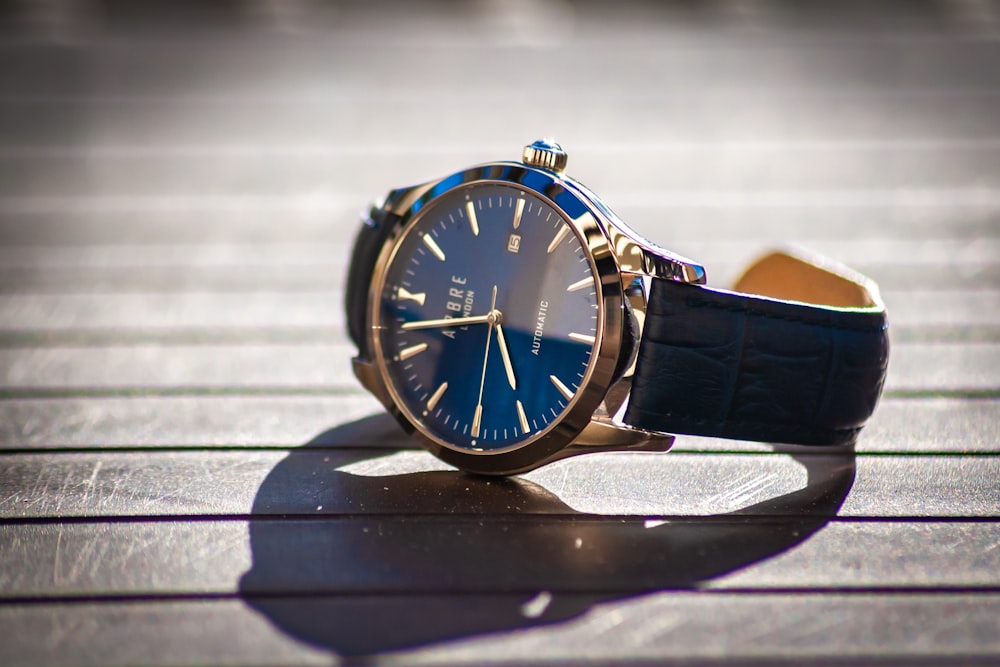 Reloj analógico azul y dorado