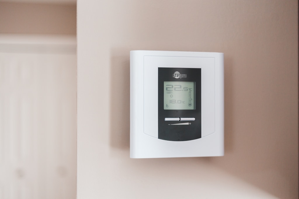 white and gray thermostat at 19 5 to control Heating Ventilation and Air Conditioning (HCAV)