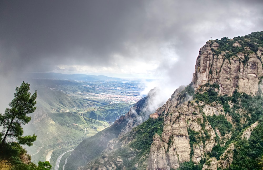 Montaña verde y marrón bajo nubes blancas durante el día