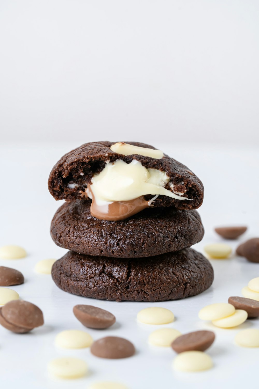 Magdalena de chocolate con glaseado blanco por encima