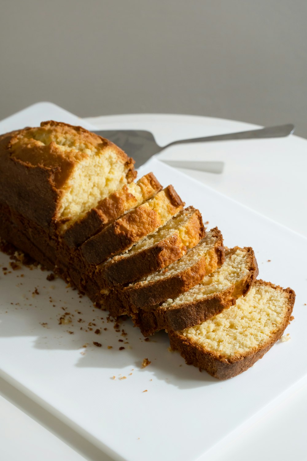 Brot auf weißem Keramikteller