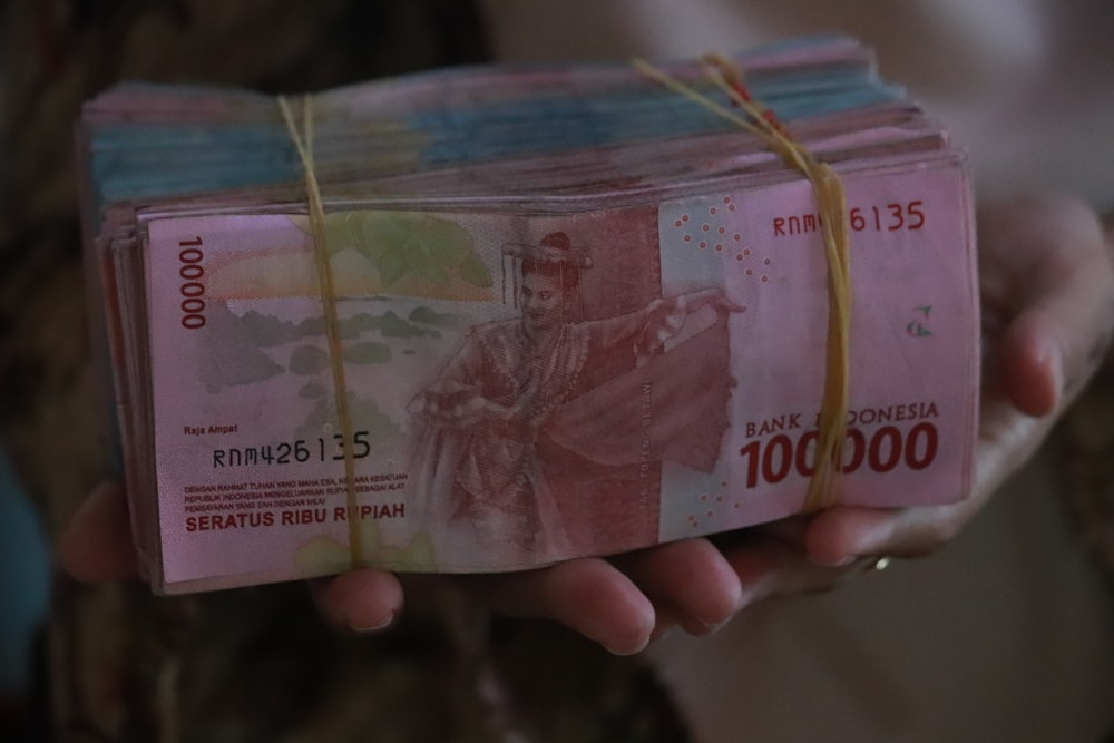 Persona in possesso di 5000 rupie indonesiane