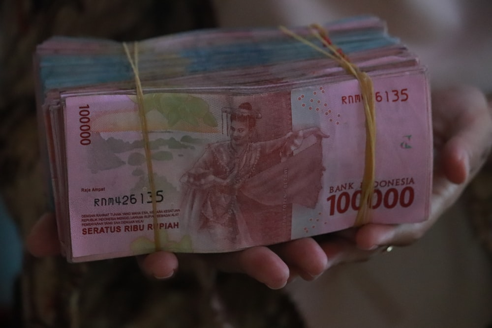 Person mit 5000 indonesischen Rupiah