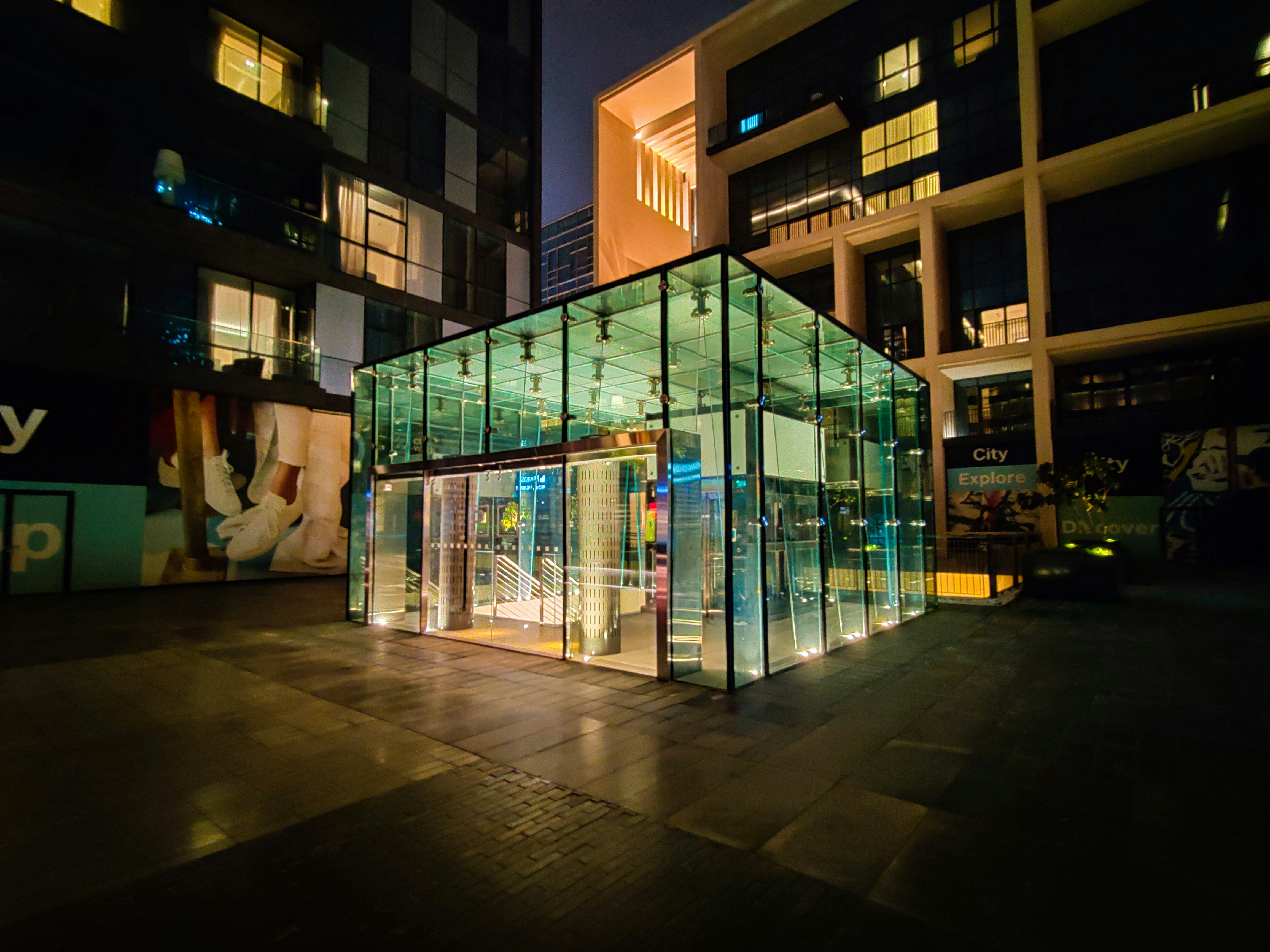 مصعد زجاجي عصري