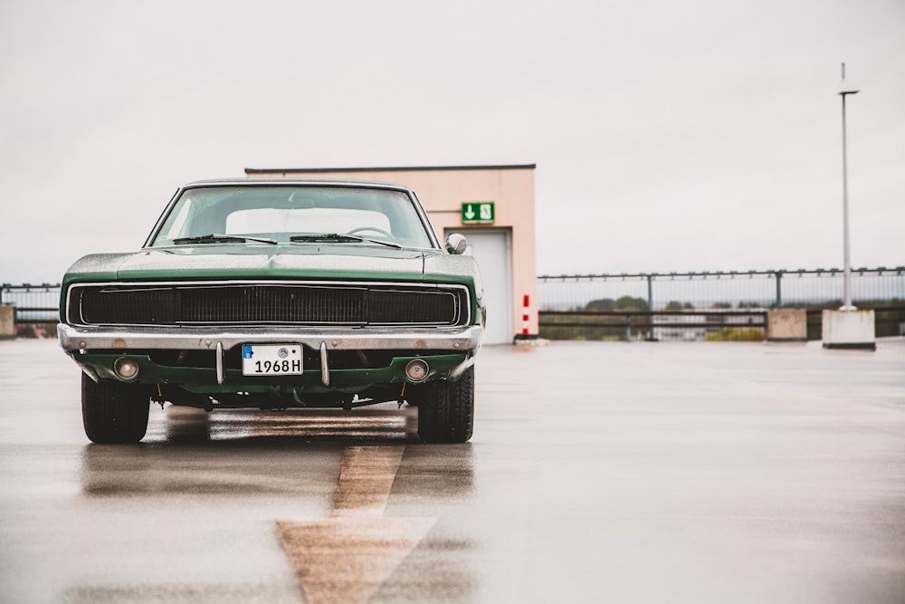 Chevrolet Camaro verte sur la route pendant la journée