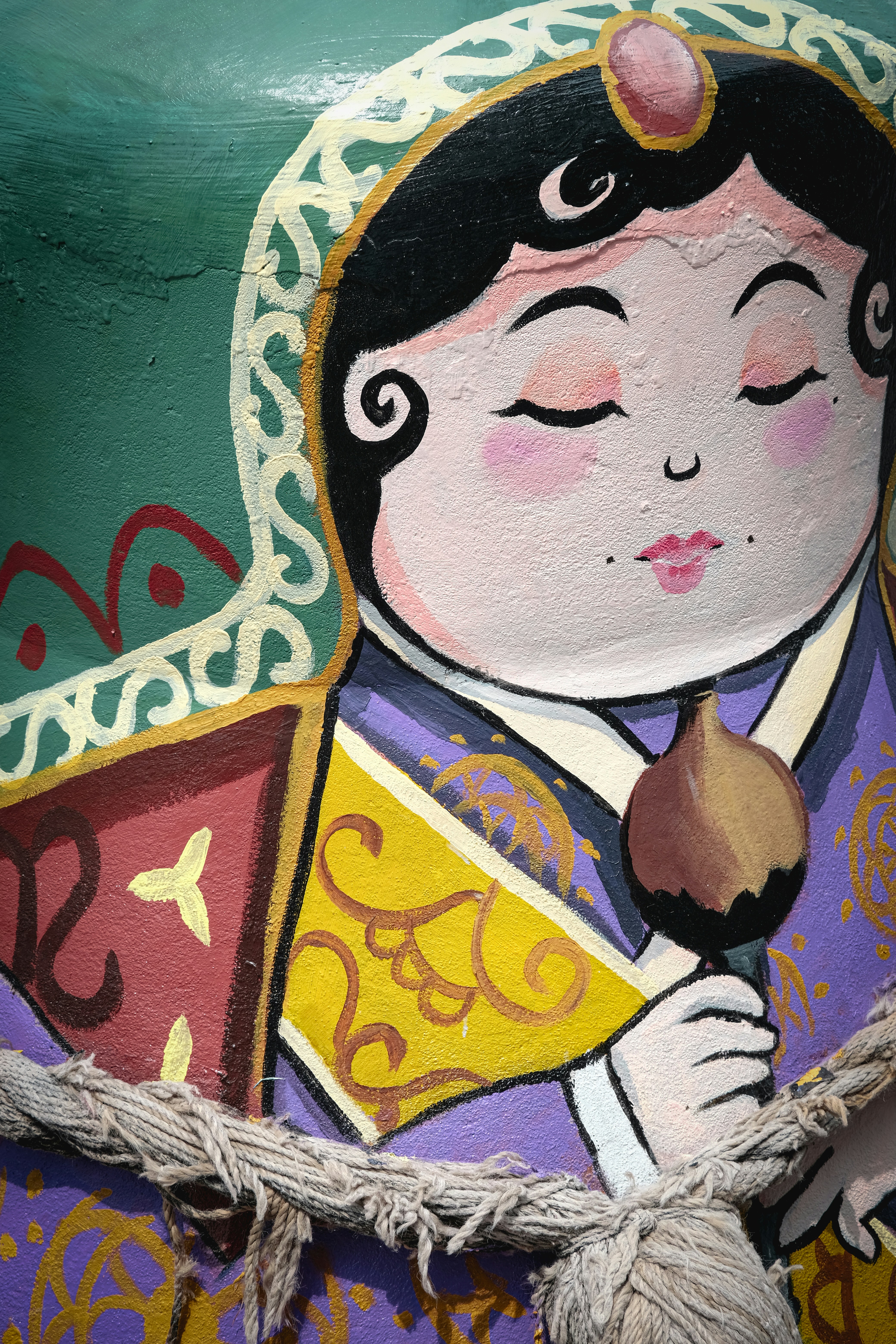 menino na pintura do terno laranja e amarelo
