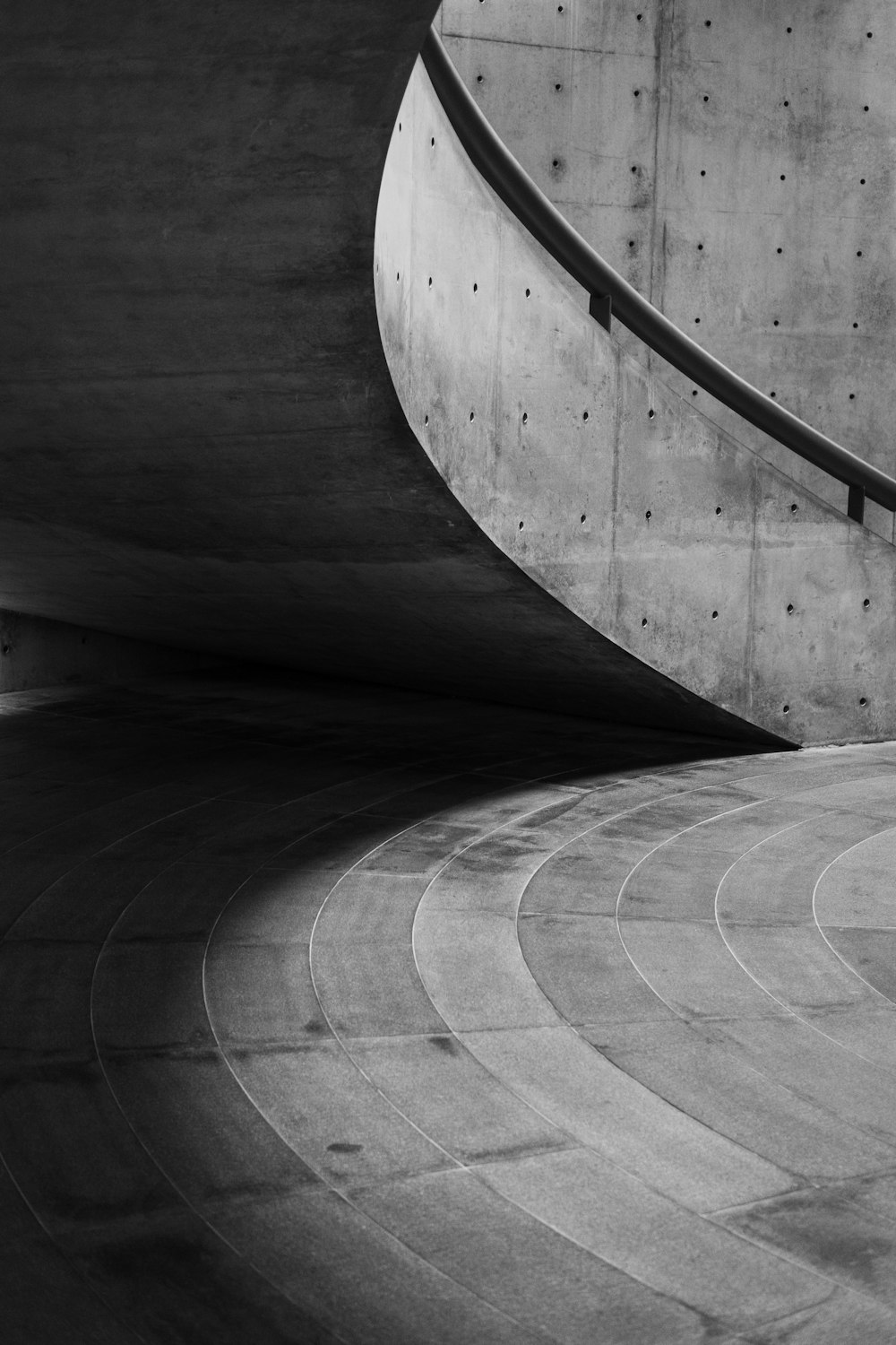 Photo en niveaux de gris de l’escalier en colimaçon