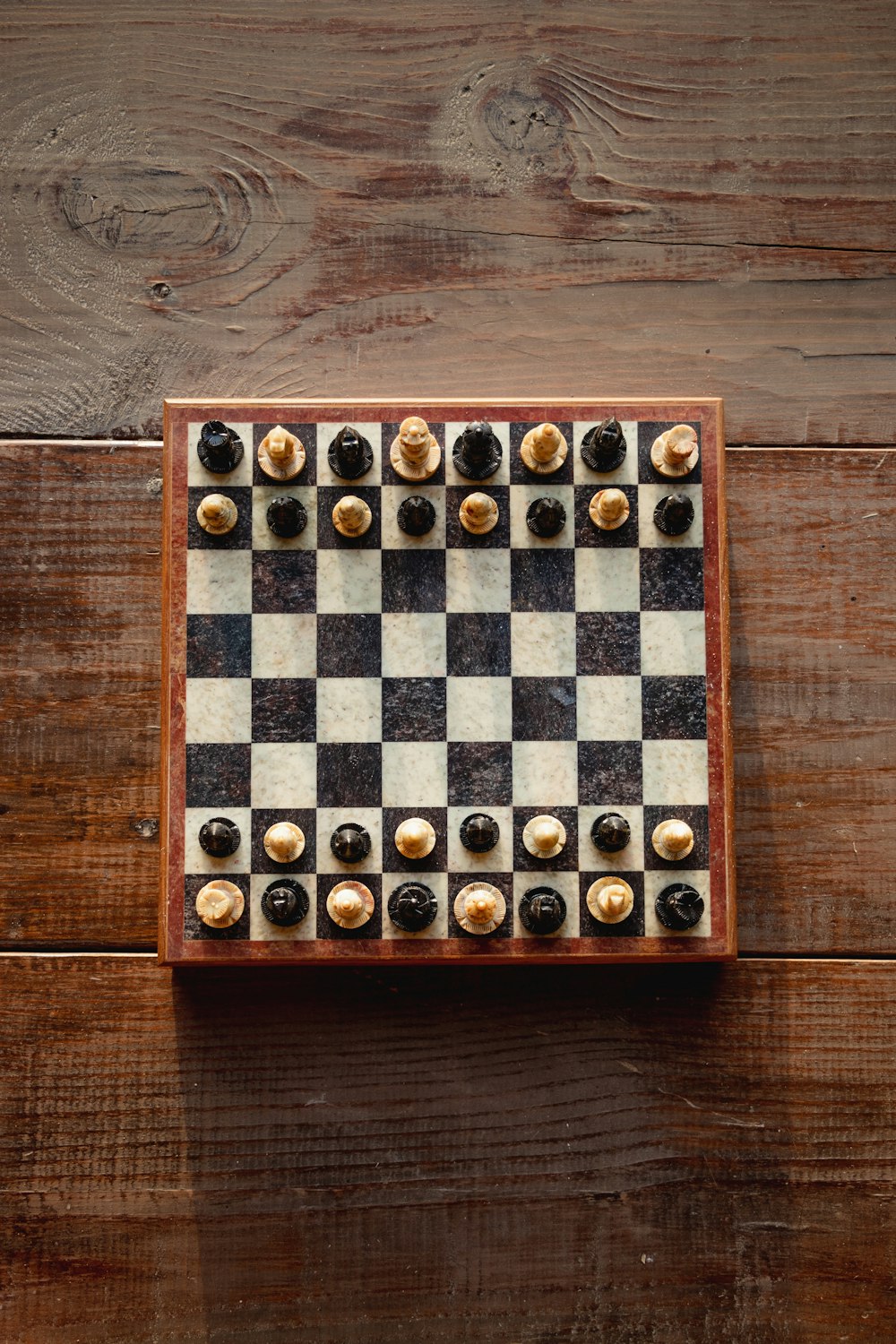 Braunes und weißes Schachbrettspiel