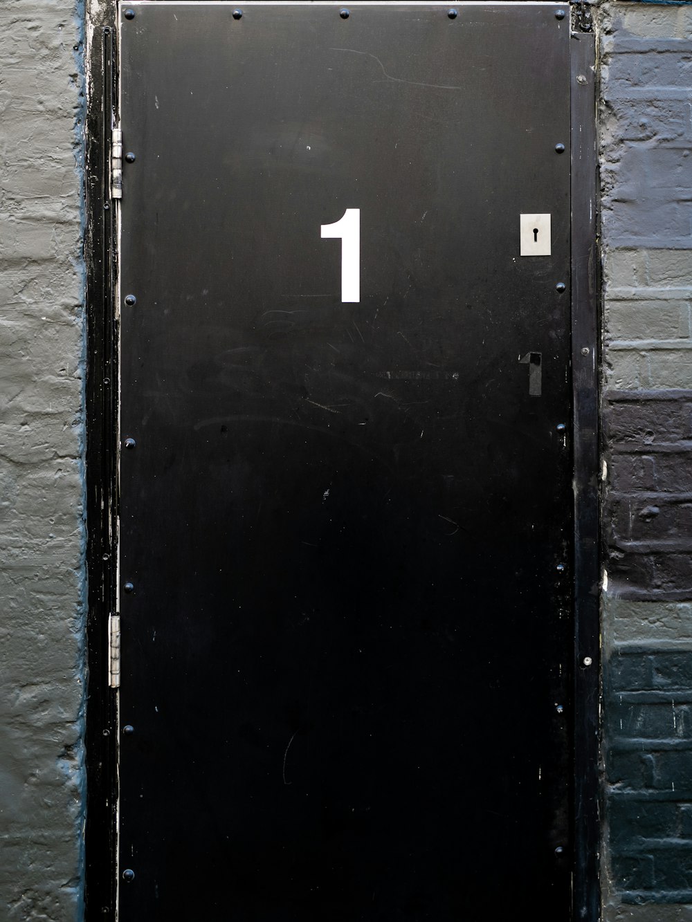 puerta de madera negra con número 2 blanco