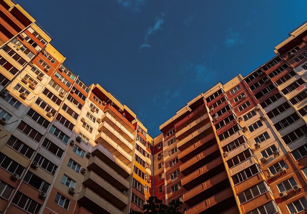 Weiß-braunes Betongebäude unter blauem Himmel tagsüber