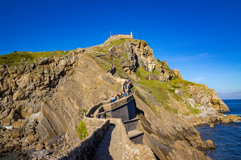 Edificio de hormigón marrón en la cima de la montaña durante el día