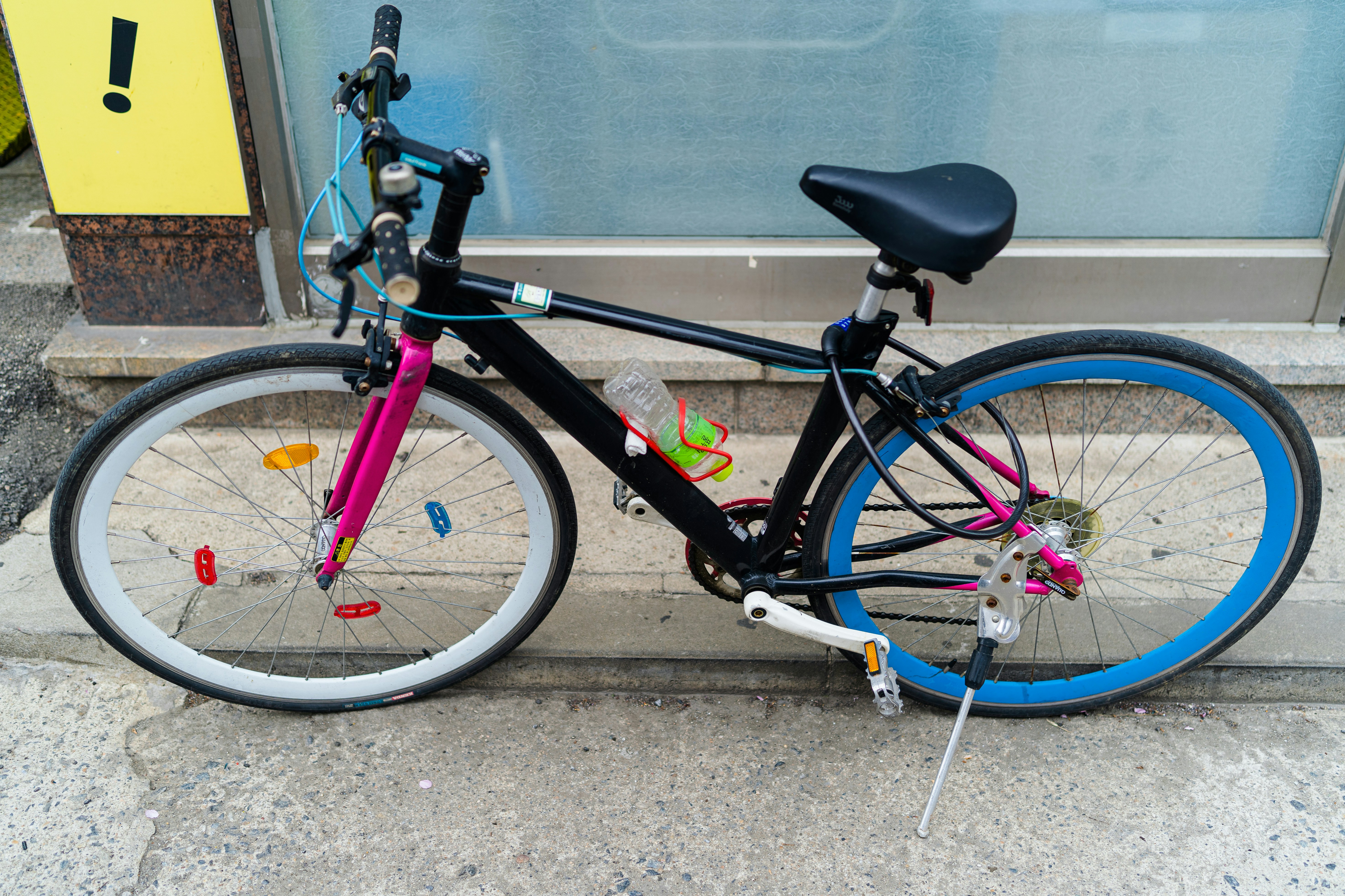 Bicicleta de montaña negra y roja