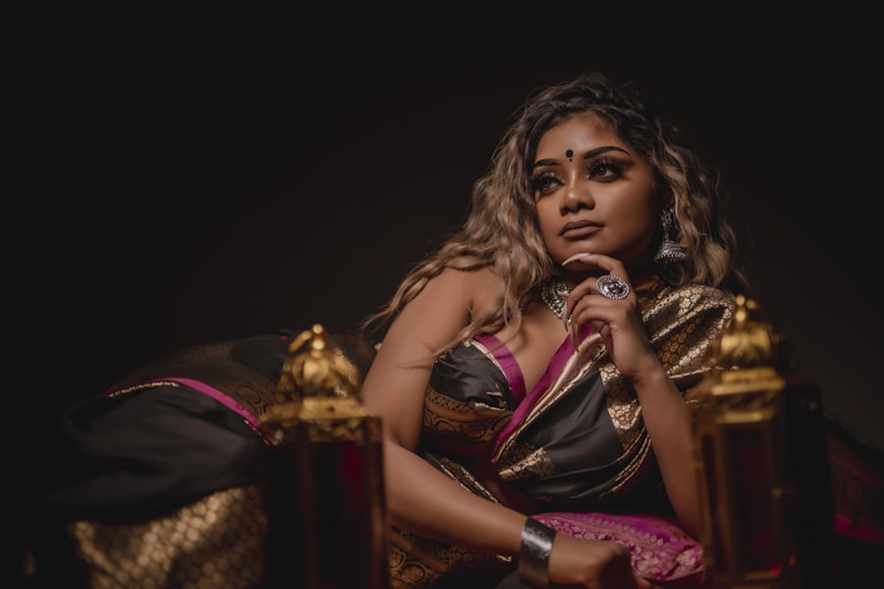 Mujer en vestido morado seductor