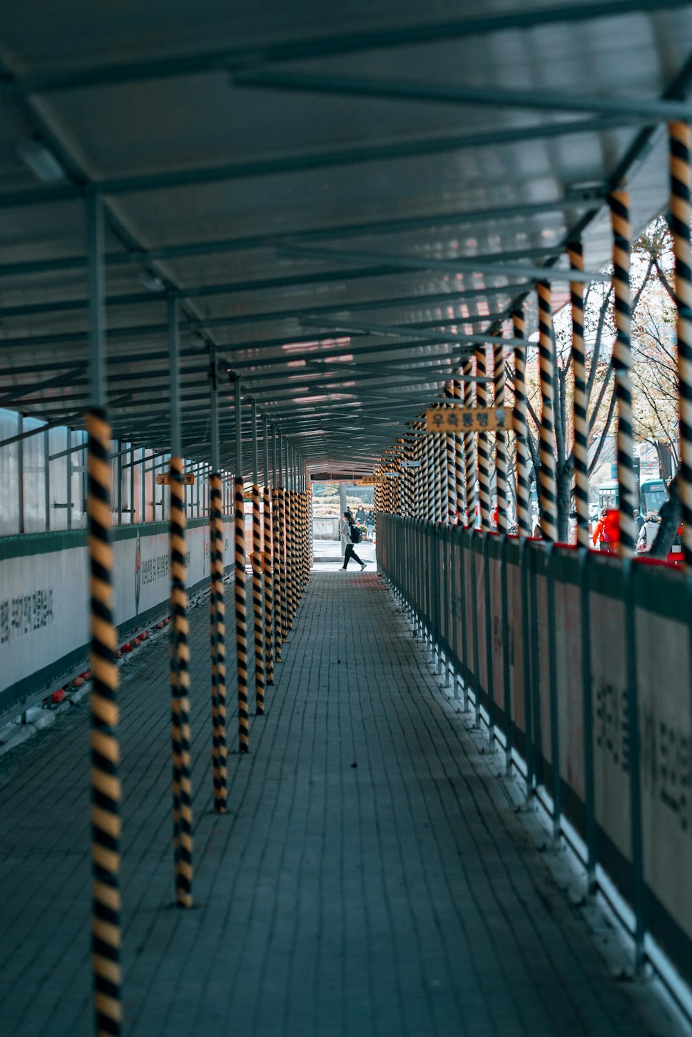 Menschen, die tagsüber auf einem grauen Betonweg spazieren gehen