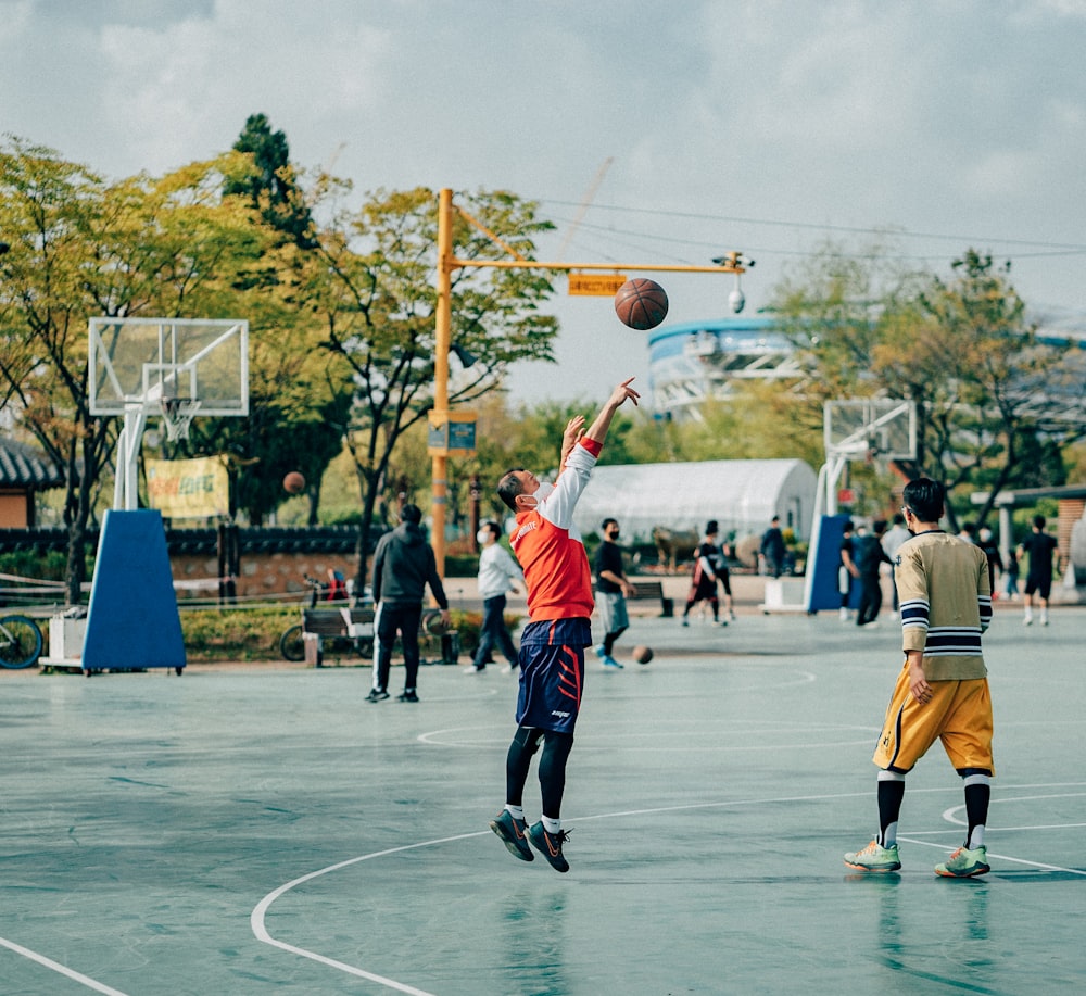 Menschen, die tagsüber Basketball spielen