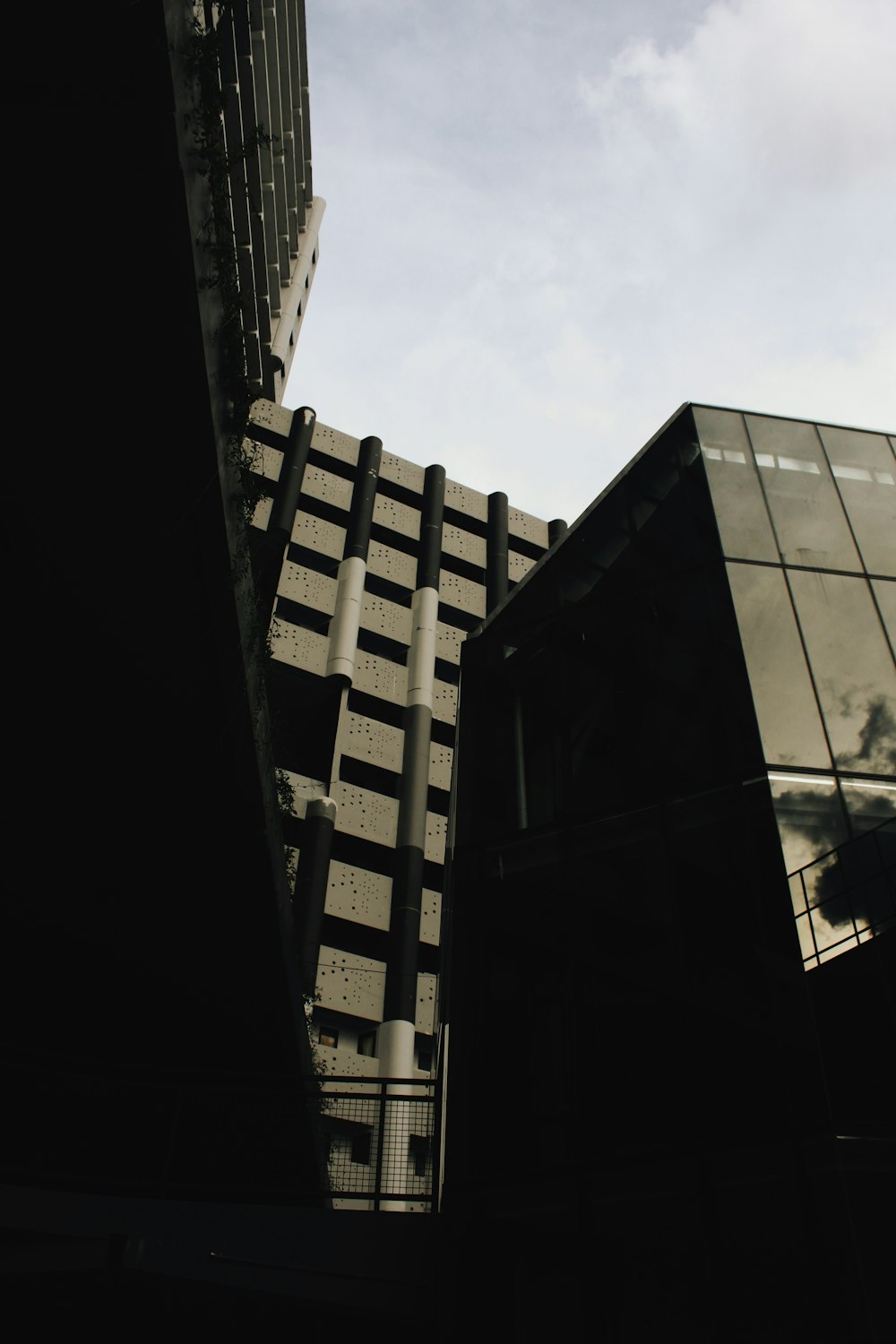 Foto en escala de grises de un edificio de gran altura