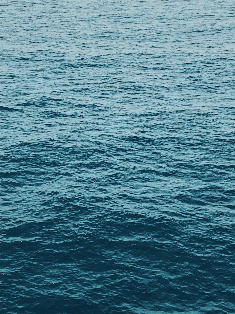 acqua di mare blu durante il giorno