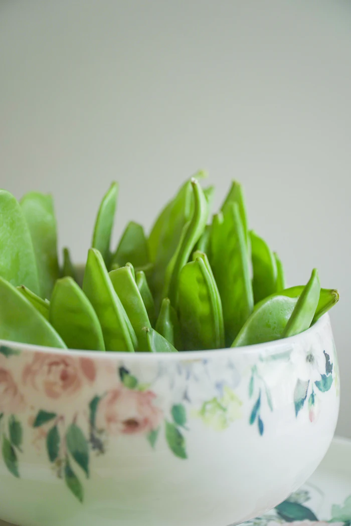 Fresh green beans in a ceramic bowl