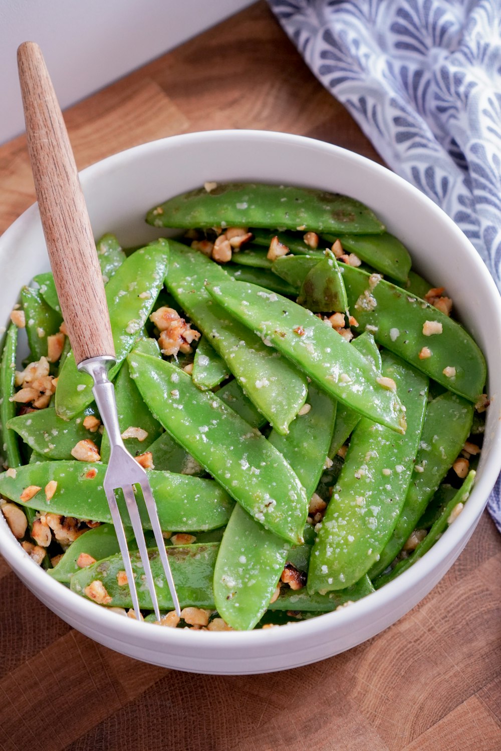 Grünes Chili auf weißer Keramikschale