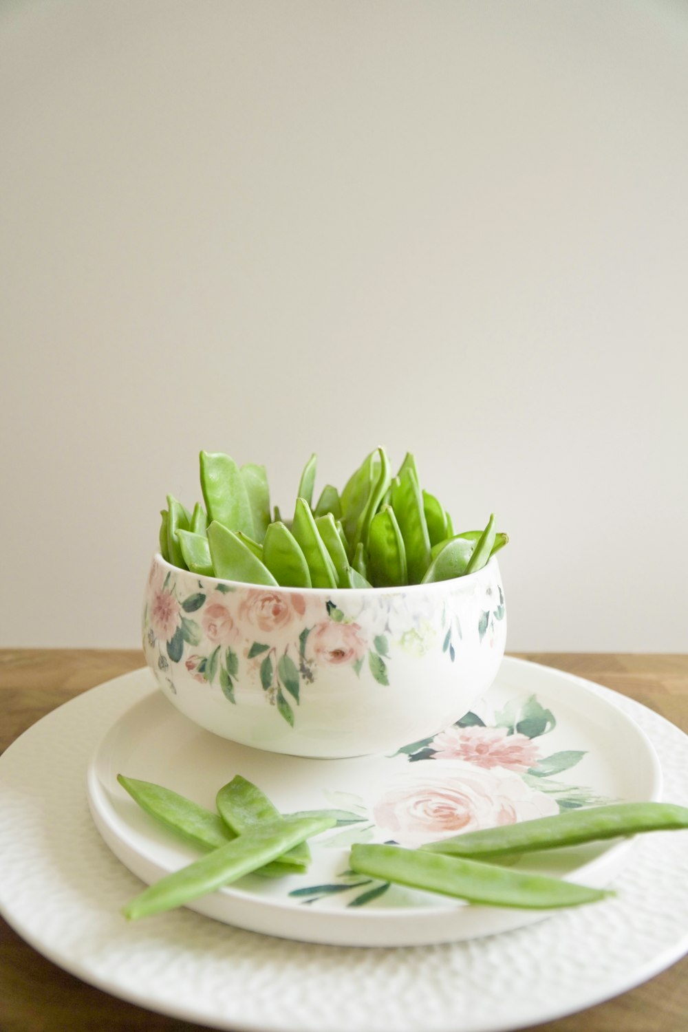 Plante verte sur bol en céramique florale blanche
