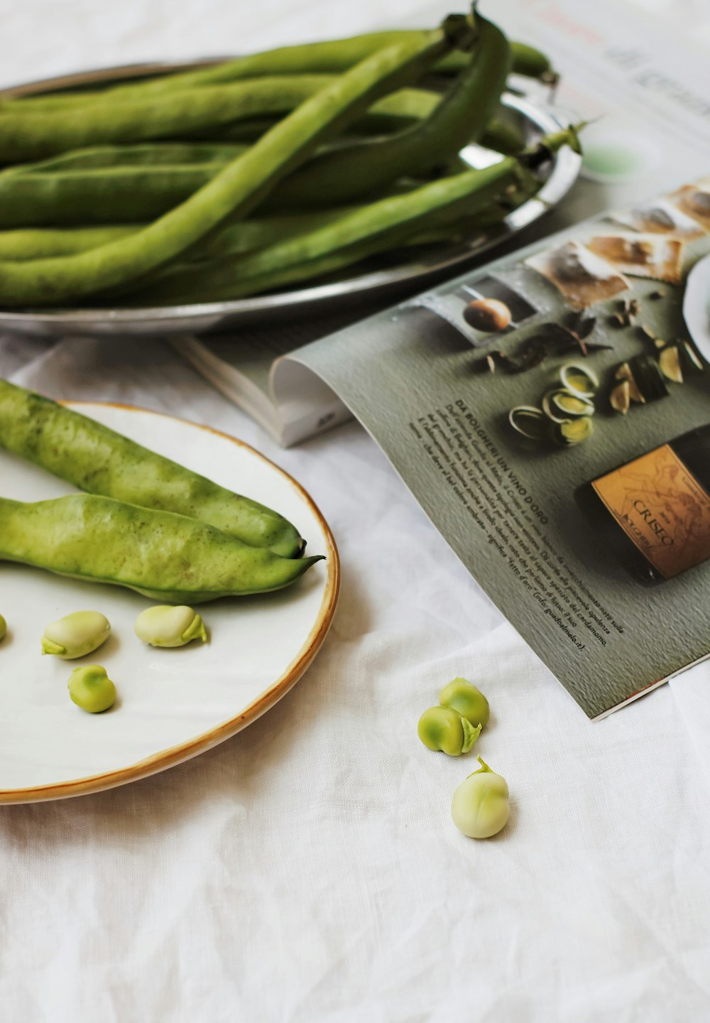 chile verde sobre plato de cerámica blanca