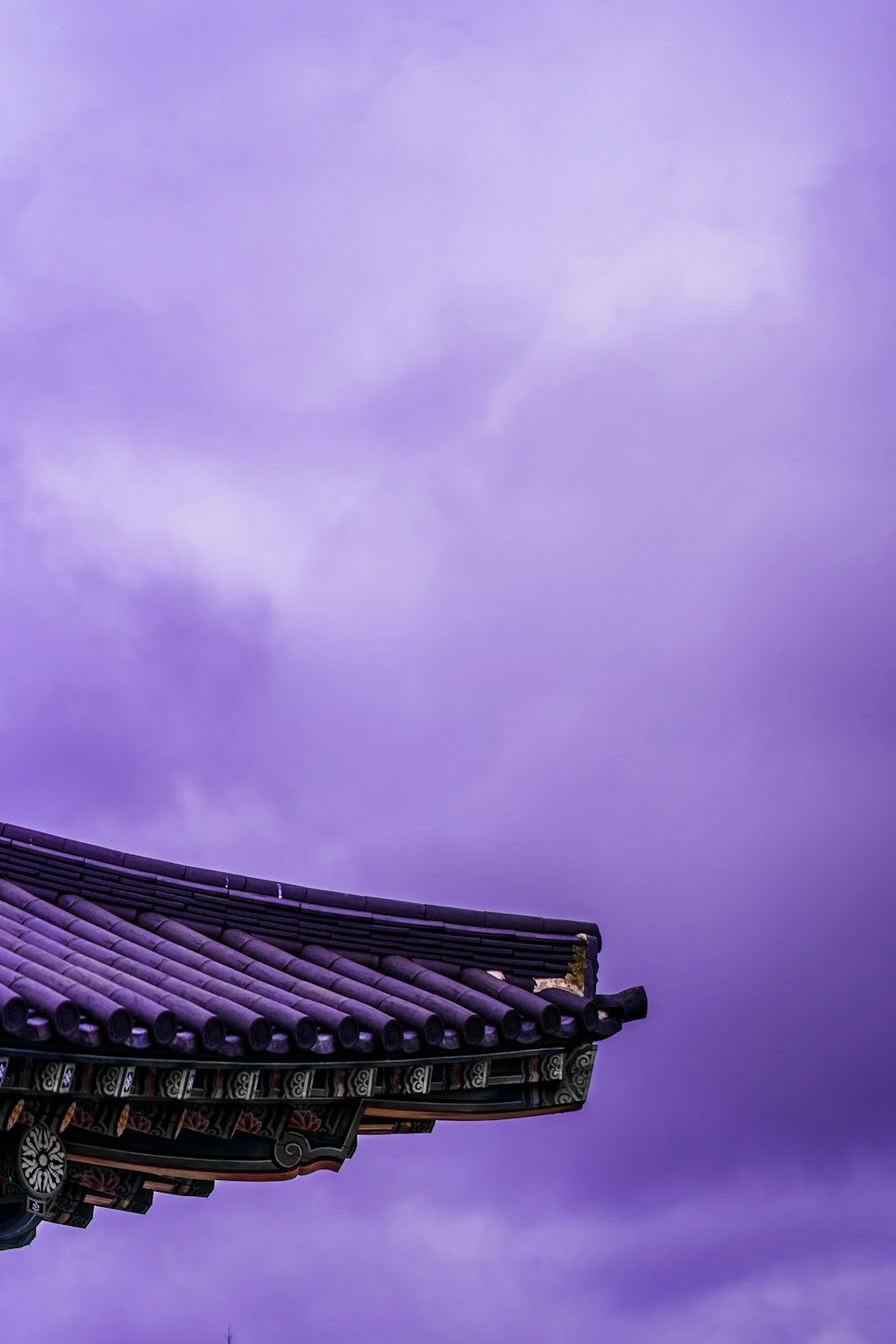 青空の下の茶色い屋根