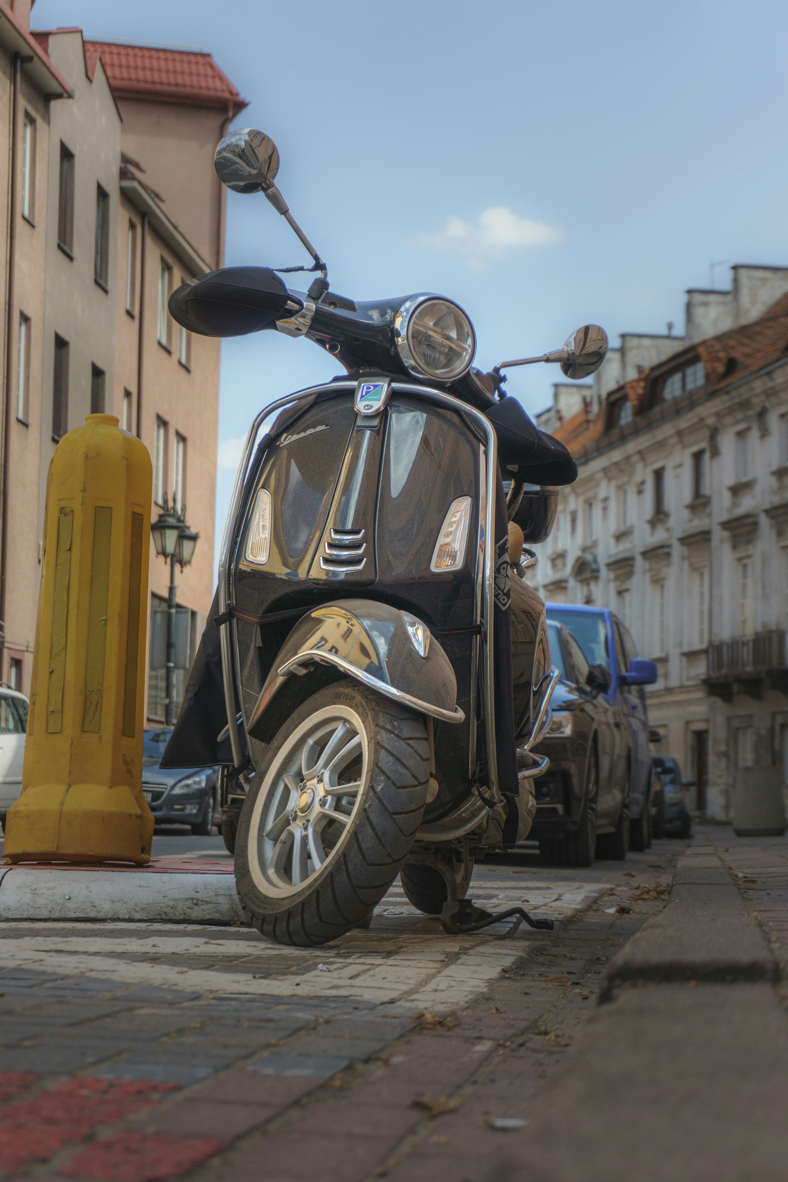 motocicleta preta e amarela estacionada ao lado de táxi amarelo