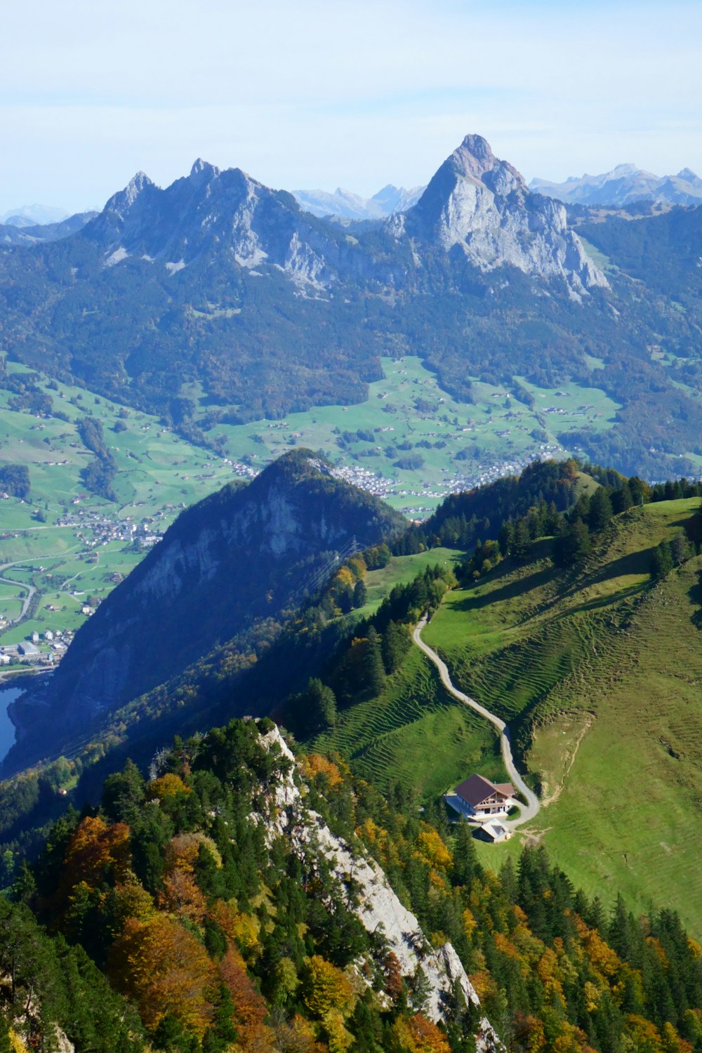 Champ d’herbe verte et montagne pendant la journée