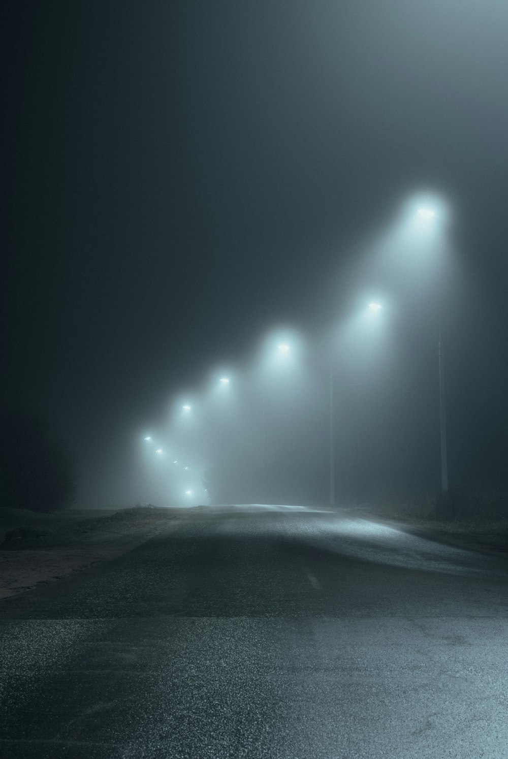 Lumière blanche sur la route pendant la nuit