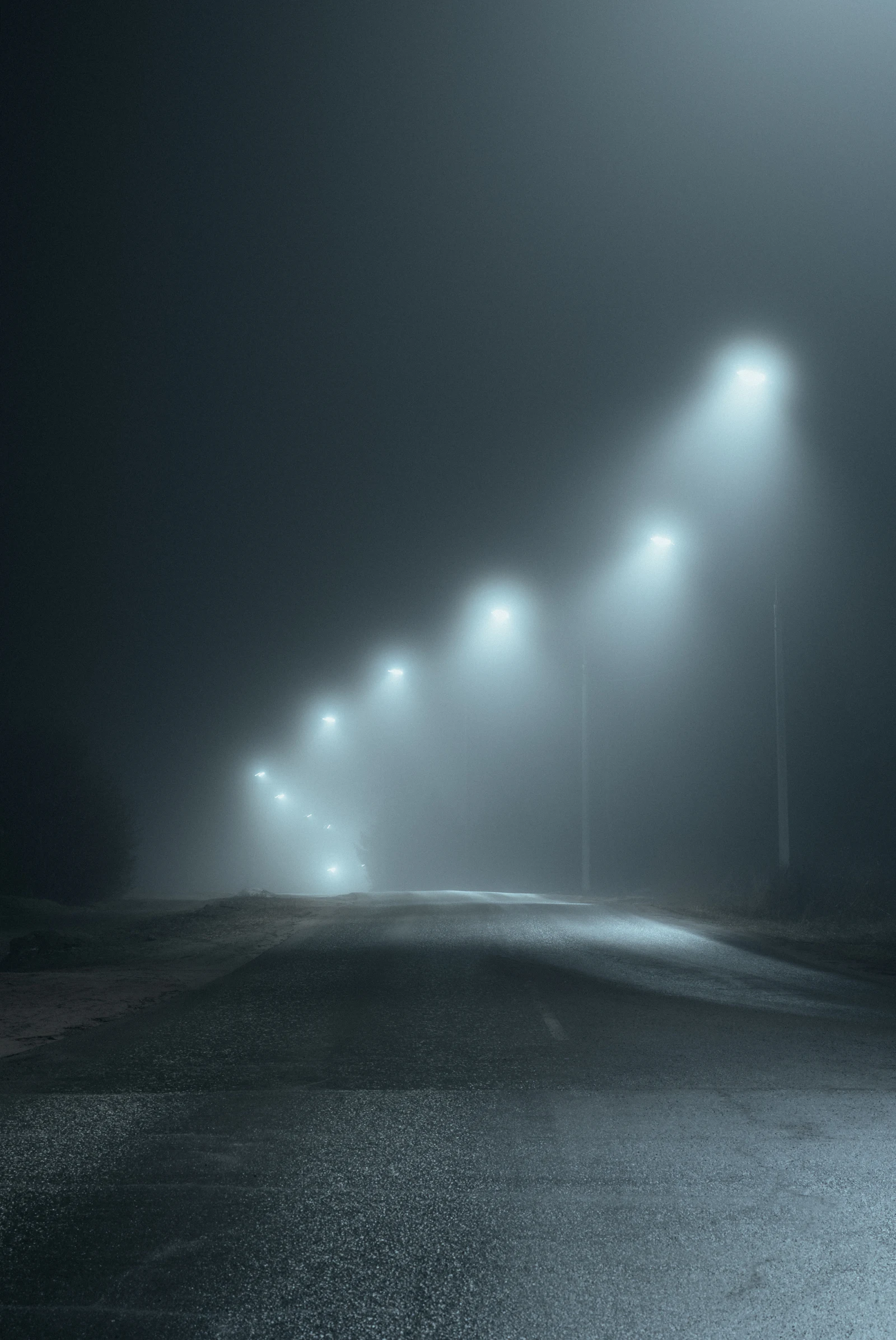 Carretera oscura con niebla de noche