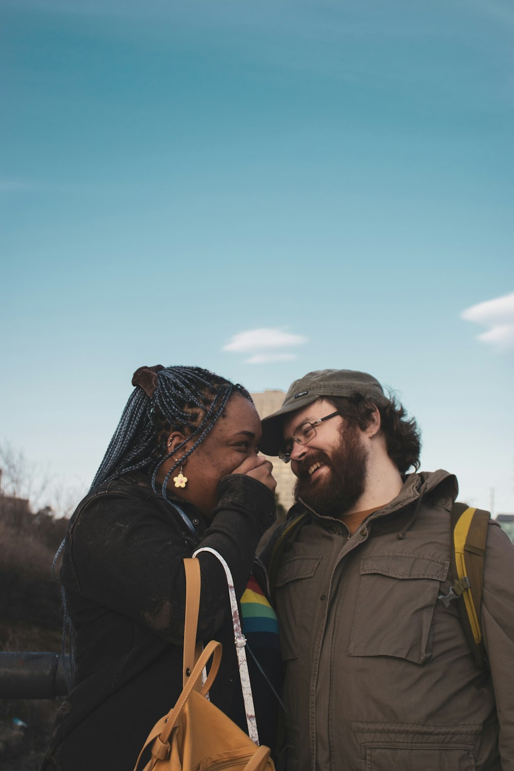 uomo e donna che si baciano durante il giorno