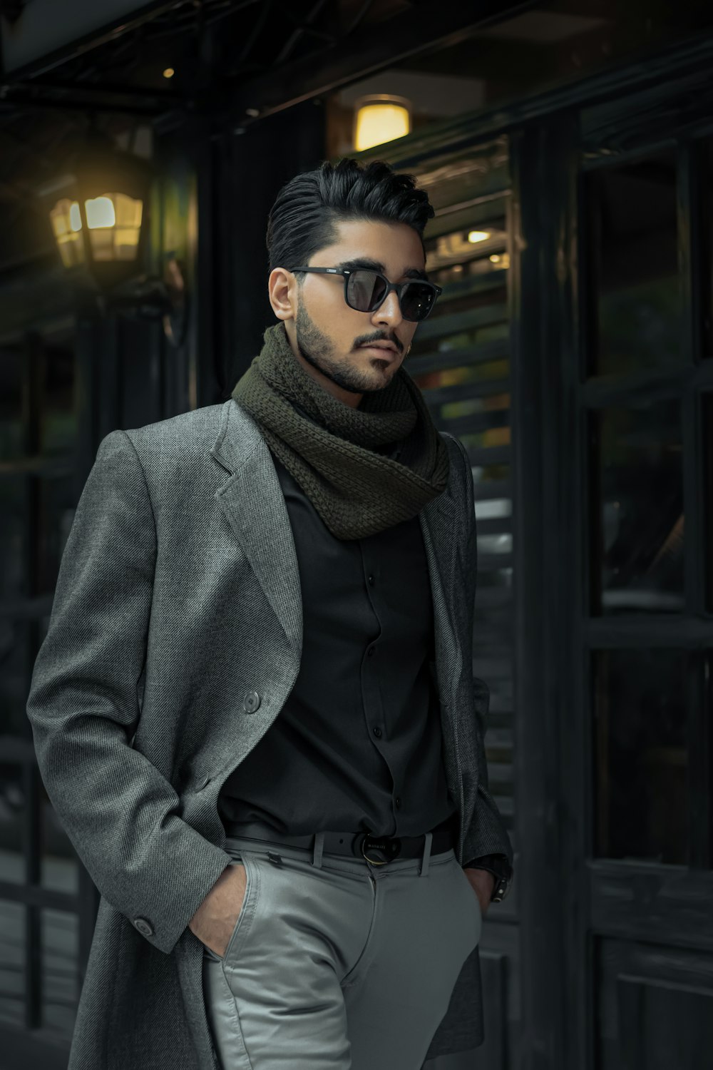Foto hombre con abrigo gris y gafas de sol negras – Imagen Londres gratis  en Unsplash