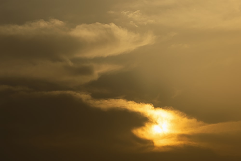 nuages orange et gris au coucher du soleil