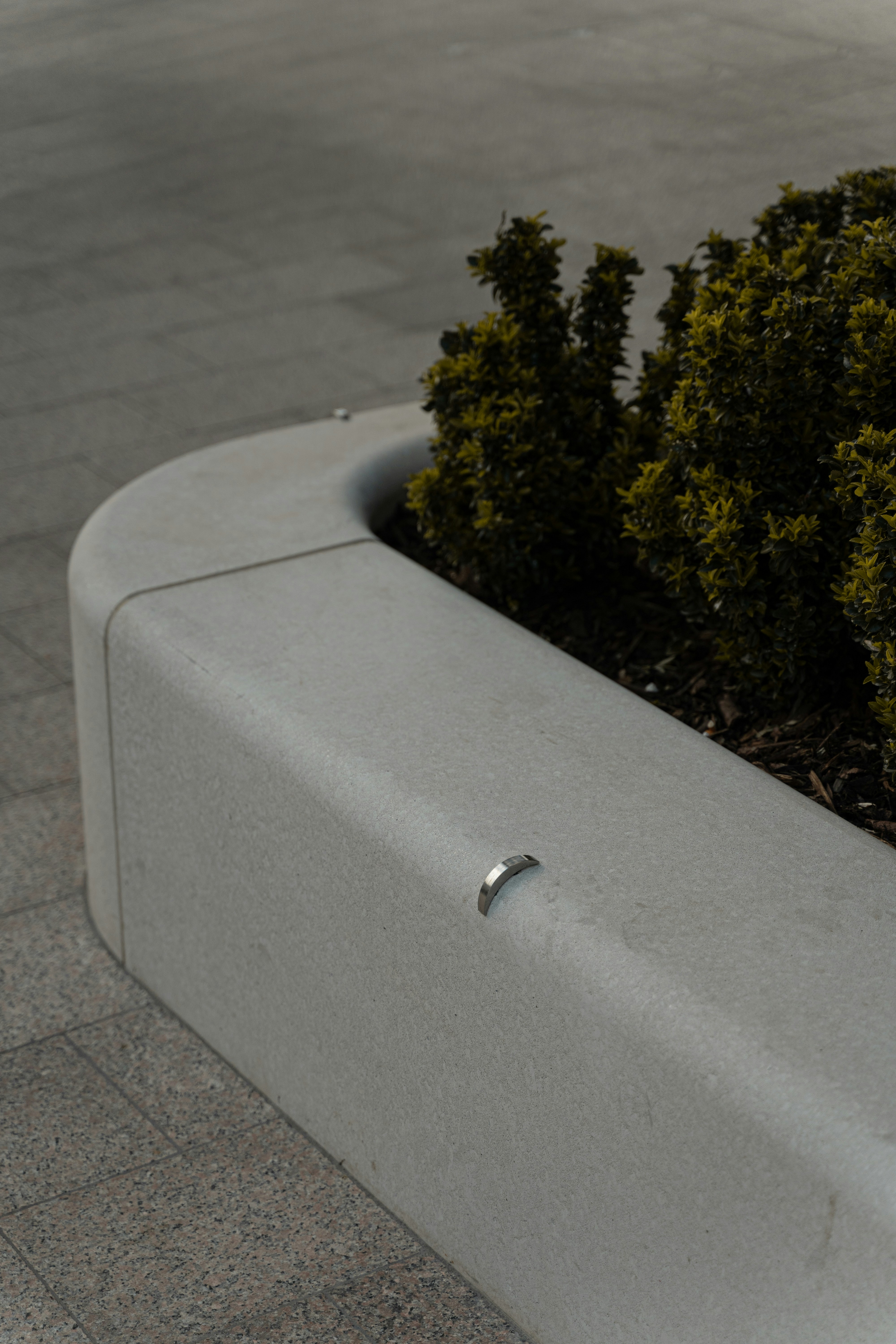 8 Modern Outdoor Metal Sign Concepts for Minimalist Spaces