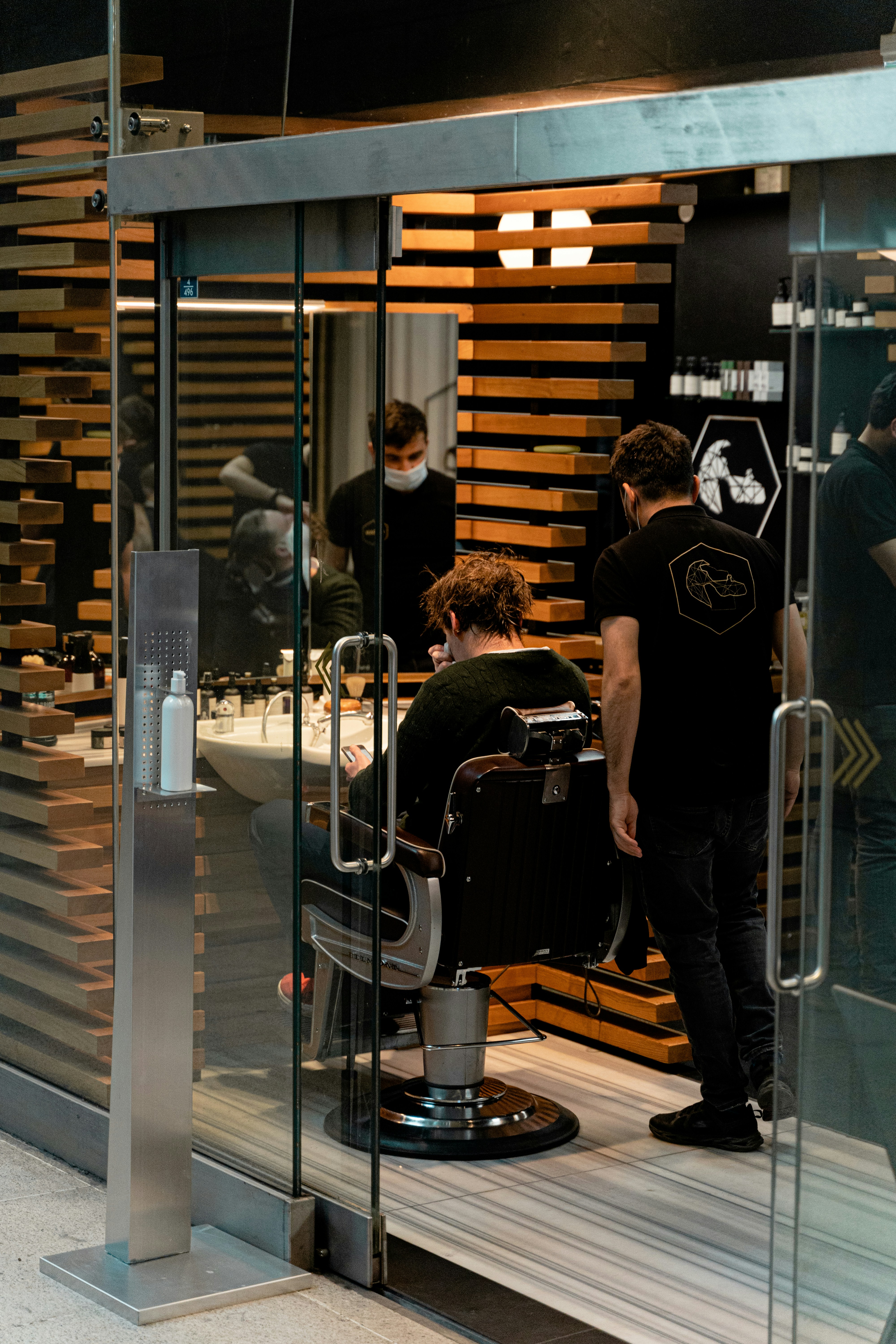 Hombre con camiseta negra sentado en la silla