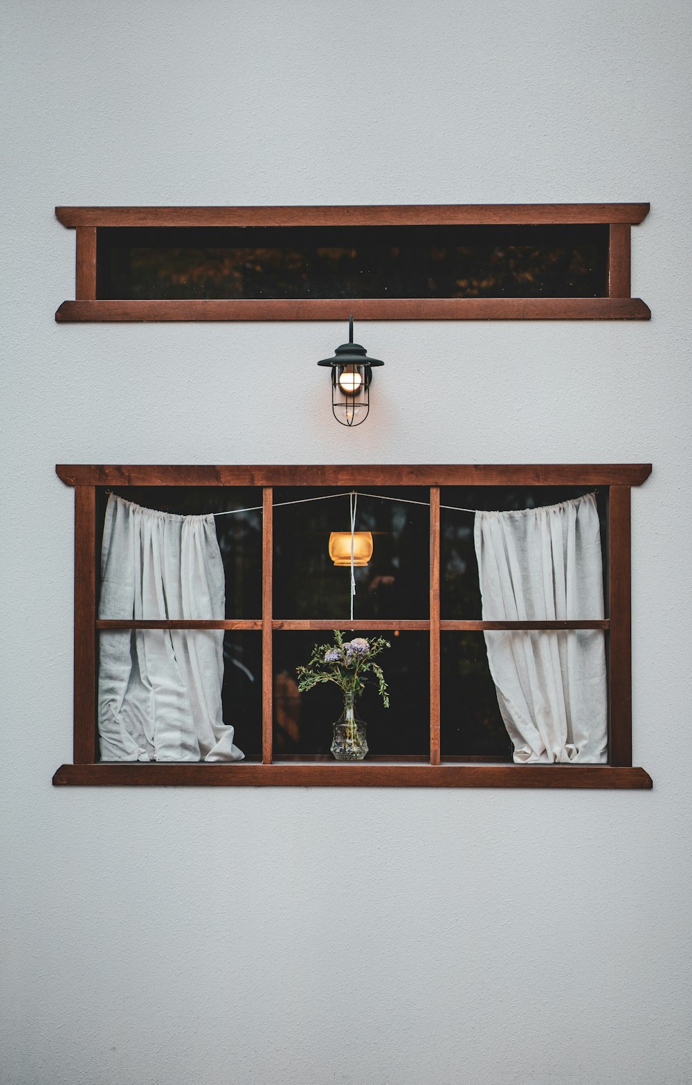 braunes Glasfenster mit Holzrahmen