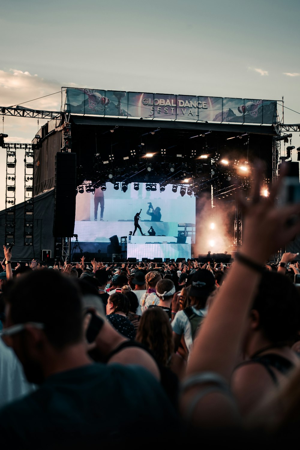 persone che si riuniscono in concerto durante la notte