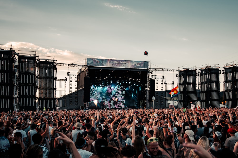 les gens se rassemblent en concert pendant la journée