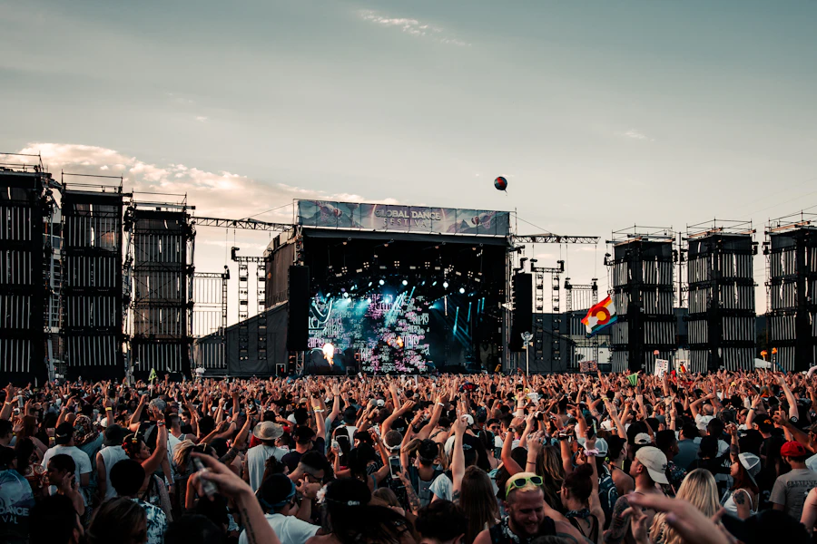A live crowd choosing the set
