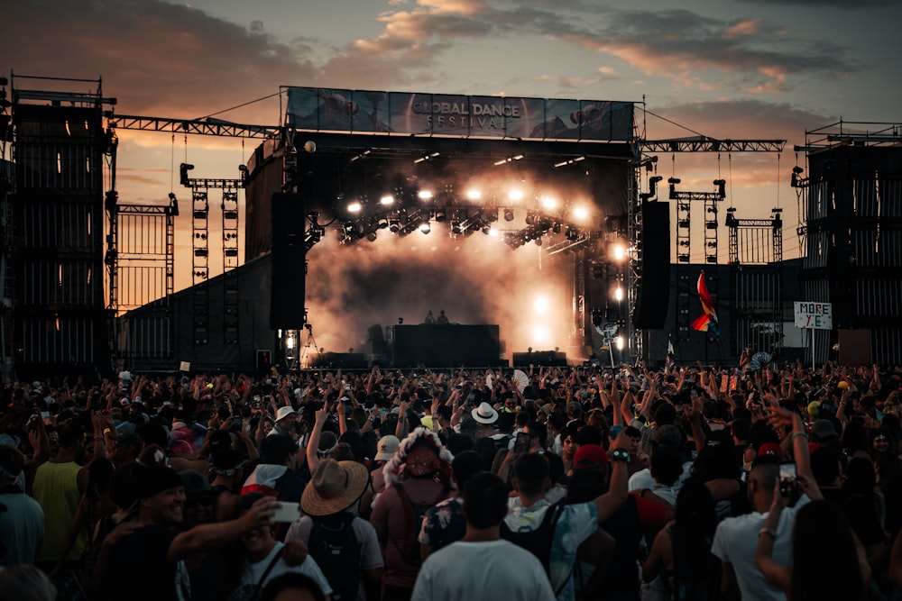 persone che guardano il concerto durante il giorno