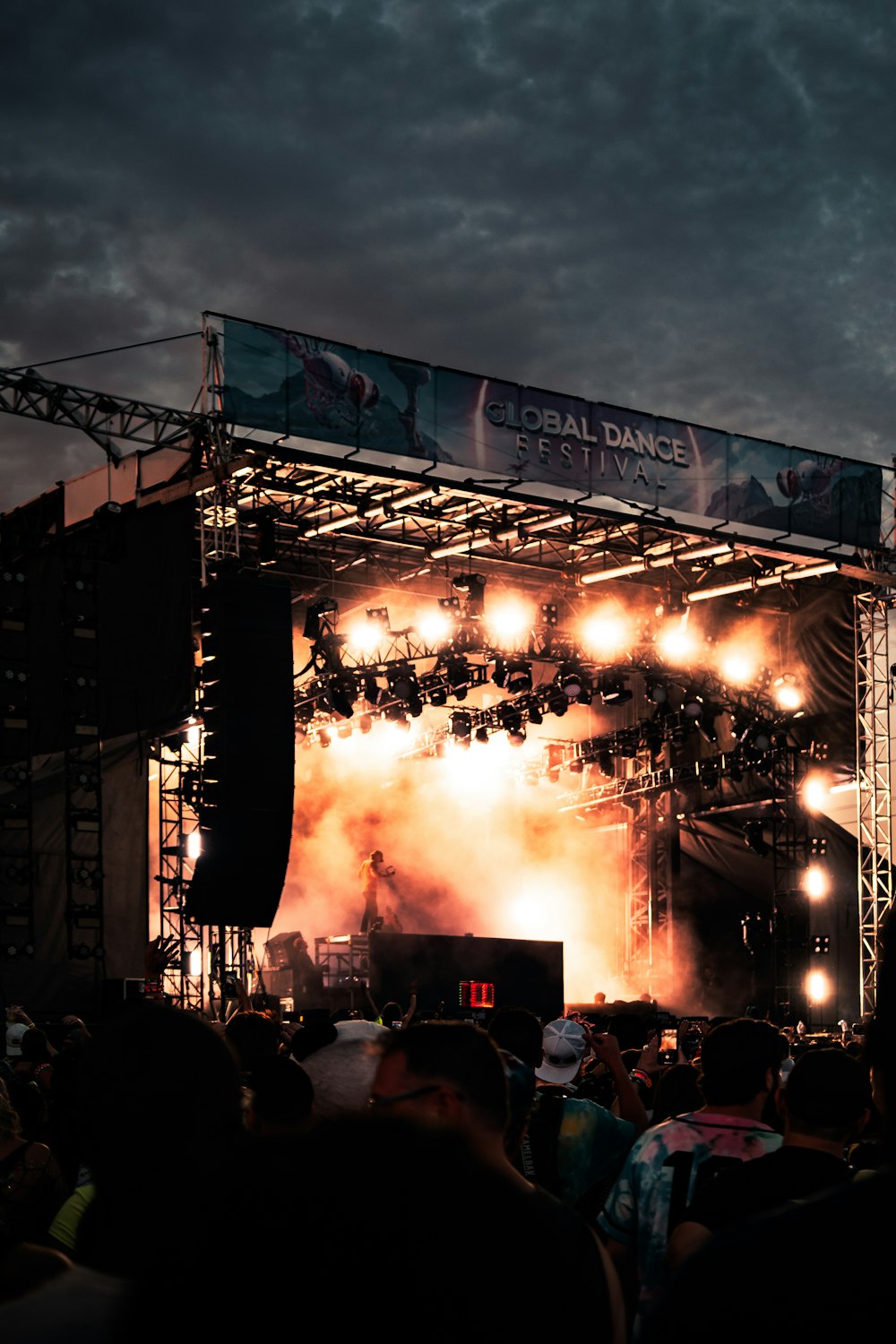 Les gens regardent le concert pendant la nuit