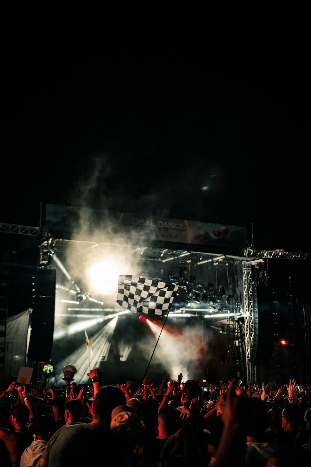 persone in piedi sul palco durante la notte
