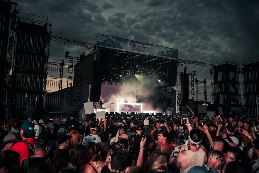 Menschen, die sich tagsüber zum Konzert versammeln