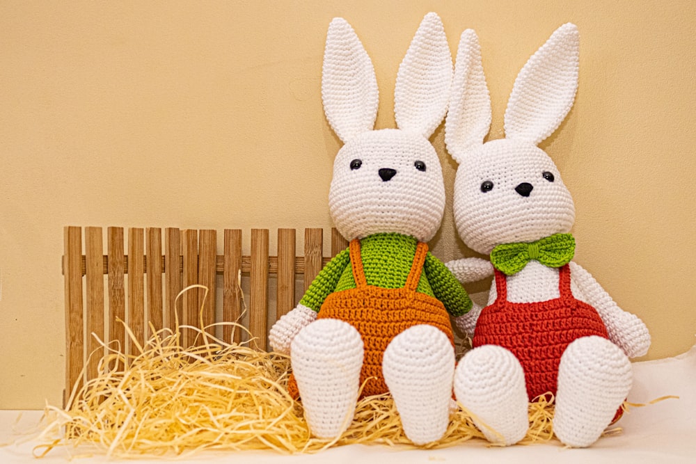 갈색 건초에 흰 토끼 봉제 장난감