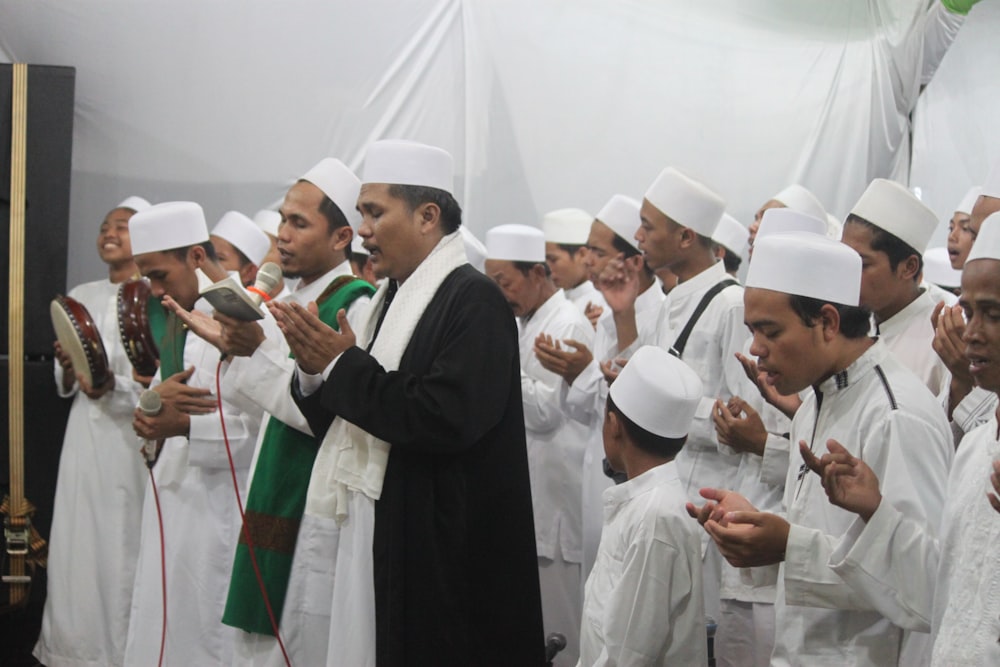 grupo de personas vestidas de blanco thobe