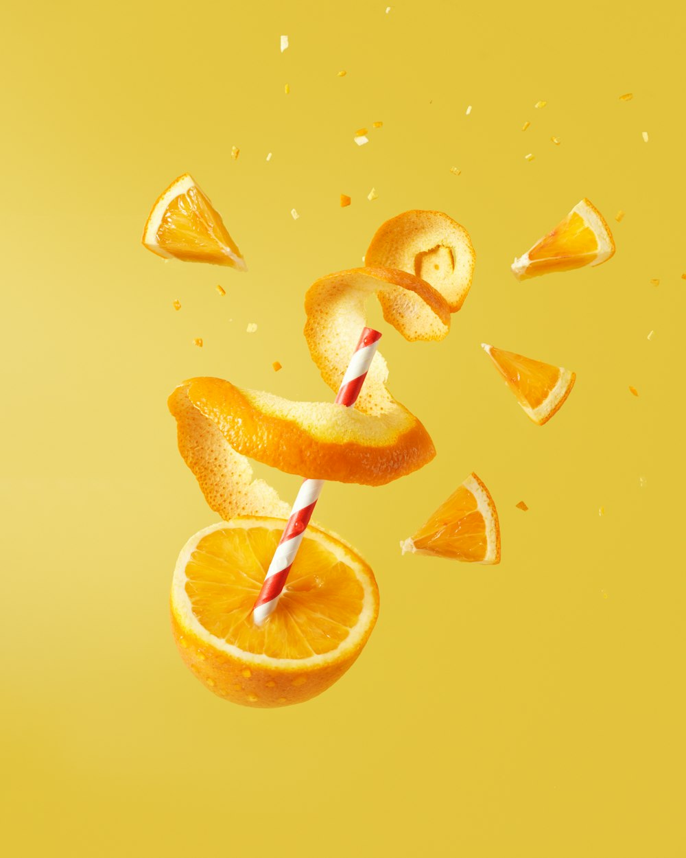노란색 표면에 얇게 썬 오렌지 과일