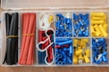 Outil en plastique bleu, jaune, rouge, noir et blanc