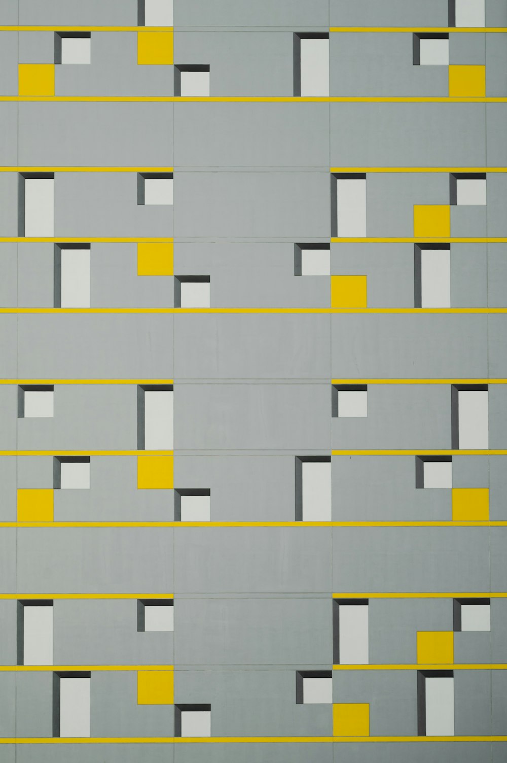 weiße Betonwand mit schwarzem Quadrat