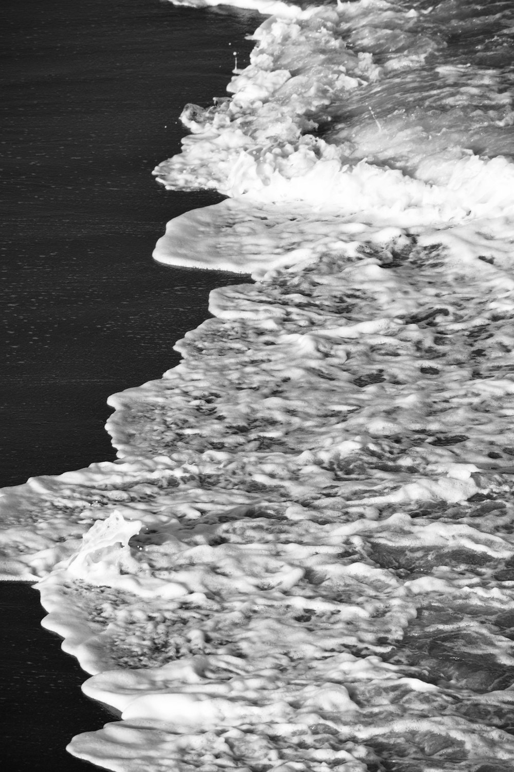 Grayscale photo of ocean waves photo – Free Grey Image on Unsplash