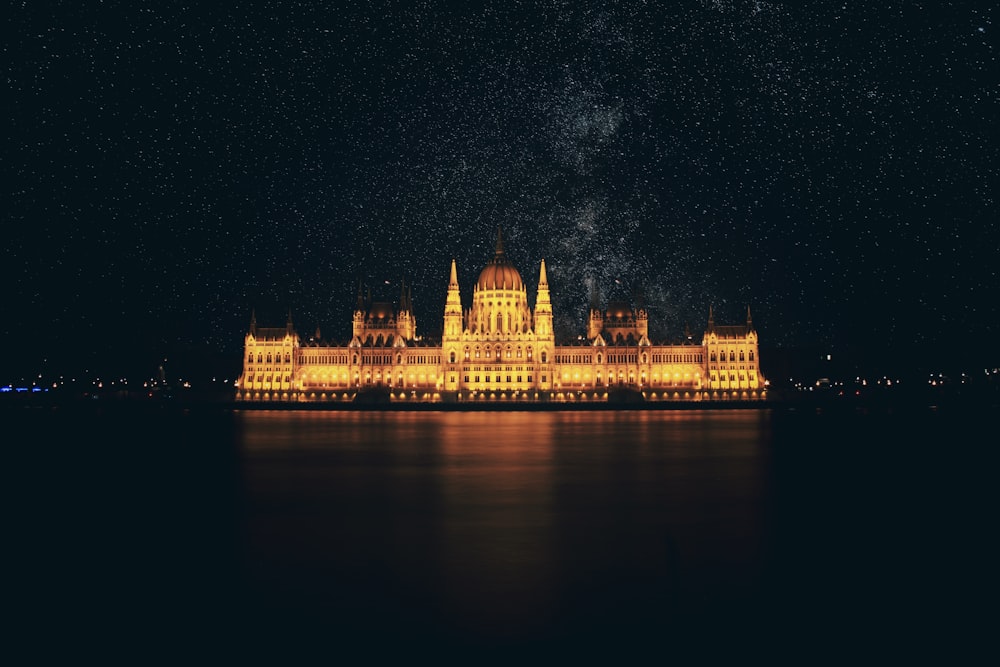 Edificio iluminado durante la noche